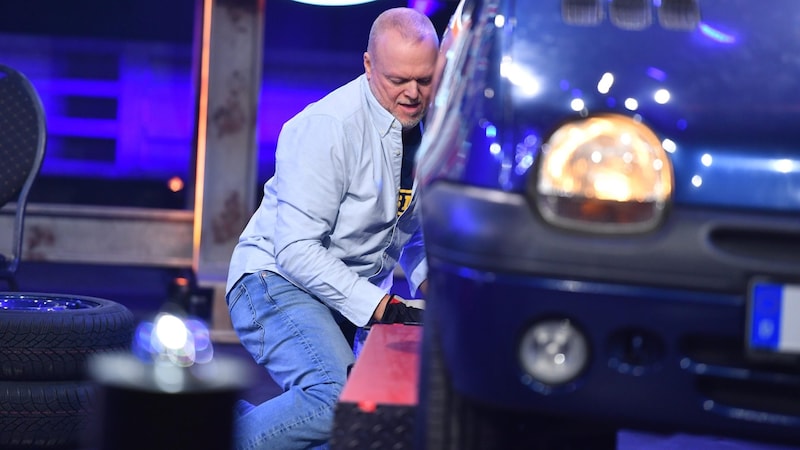 Stefan Raab changing a tire (Bild: Foto: RTL / Raab Entertainment / Julia Feldhagen)