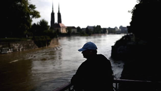 After the heavy rainfall of the past few days, the masses of water have now reached the Polish city of Wroclaw. (Bild: AFP/Sergei Gapon)