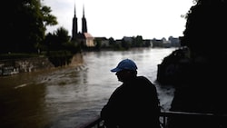 Nach den starken Niederschlägen der vergangenen Tage haben die Wassermassen nun die polnische Stadt Breslau erreicht. (Bild: AFP/Sergei Gapon)