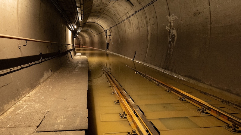 Countless liters of water had to be pumped out of the Vienna subway. (Bild: Wiener Linien / Jakob Schönfeldinger )