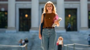 Am ersten Uni-Tag in Harvard ist vermutlich niemandem aufgefallen, dass jetzt eine künftige im Königin im Hörsaal sitzt. Prinzessin Elisabeth fiel zwischen den Studenten in Jeans wohl nicht auf. (Bild: Royal Palace/Max Bueno)