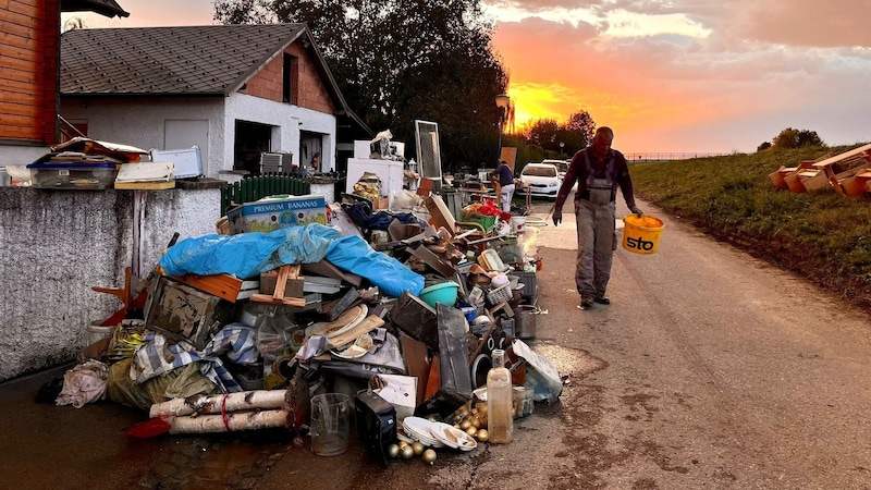 Nach dem Rückgang der Wassermassen treten gewaltige Müllberge zu Tage. (Bild: Antal Imre)