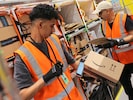 Die Anlage südlich von Graz ist brandneu, die Arbeitsprozesse sind es nicht. Sie folgen dem globalen Amazon-Knigge. (Bild: Jauschowetz Christian/Christian Jauschowetz)