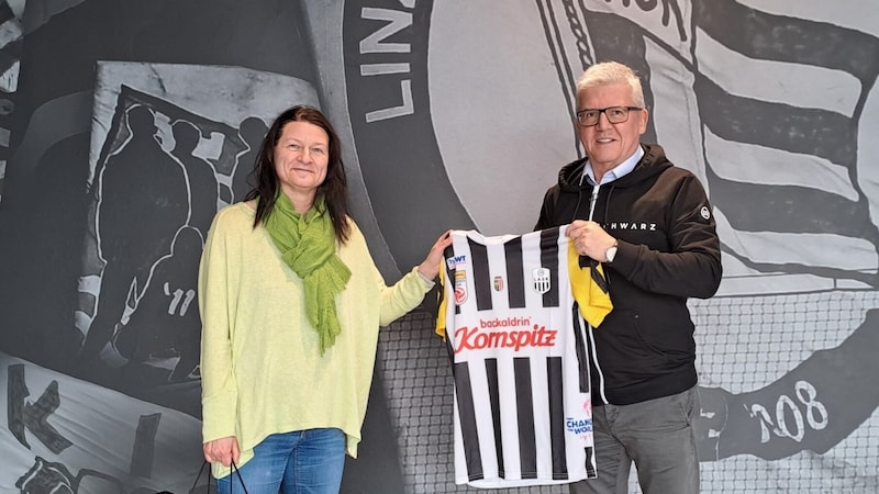 LASK handed over jerseys for children and young people in care. (Bild: Soziale Initiative Gemeinnützige GmbH)