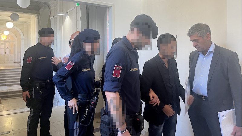 The father (34) (right with his lawyer) and the two boys are presented from custody. (Bild: Sophie Pratschner, Krone KREATIV)