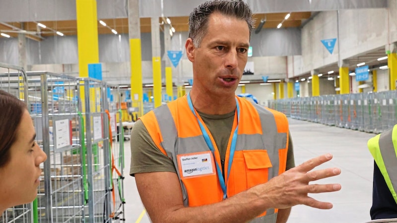 Amazon-Sprecher Steffen Adler erklärt die einzelnen Arbeitsschritte. (Bild: Jauschowetz Christian)