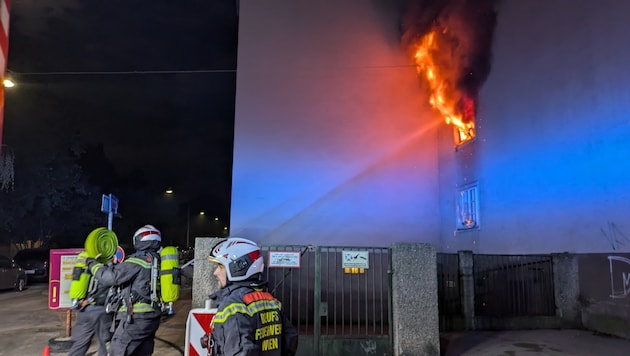 The flames were several meters high from the window on the second floor. (Bild: Stadt Wien/Feuerwehr)