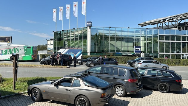 The incident occurred in front of the Brandboxx exhibition center (Bild: zvg, Krone KREATIV)