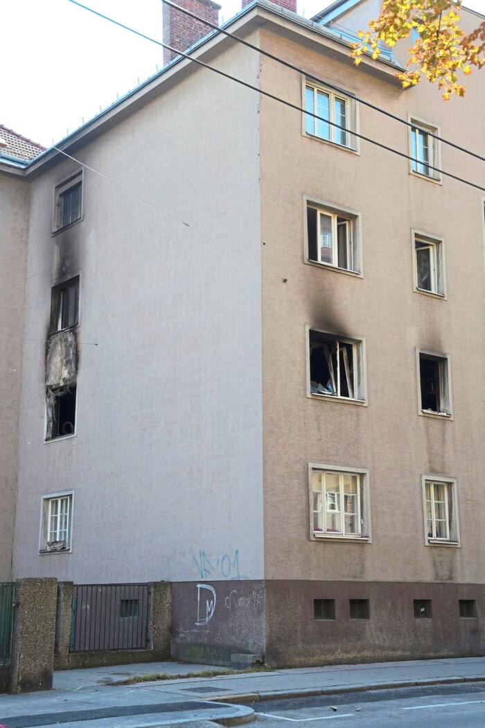 Noch am nächsten Tag waren die Spuren des Feuers deutlich am Haus zu sehen.
