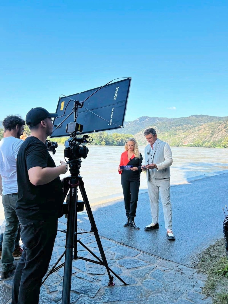 Full commitment for the "Best of" Starnacht from the Wachau, for which Schöneberger and Sigl were filming in Dürnstein. (Bild: IP Media)