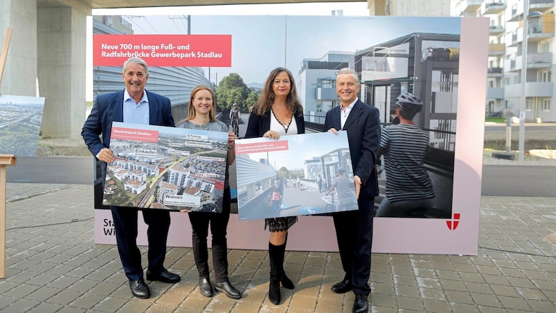 Bezirksvorsteher Ernst Nevrivy (SPÖ), Angelika Pipal-Leixner (Neos), Verkehrsstadträtin Ulli Sima (SPÖ) und SPÖ Wien-Klubchef Joe Taucher (v.l.n.r.) freuen sich. (Bild: Bartel Gerhard)