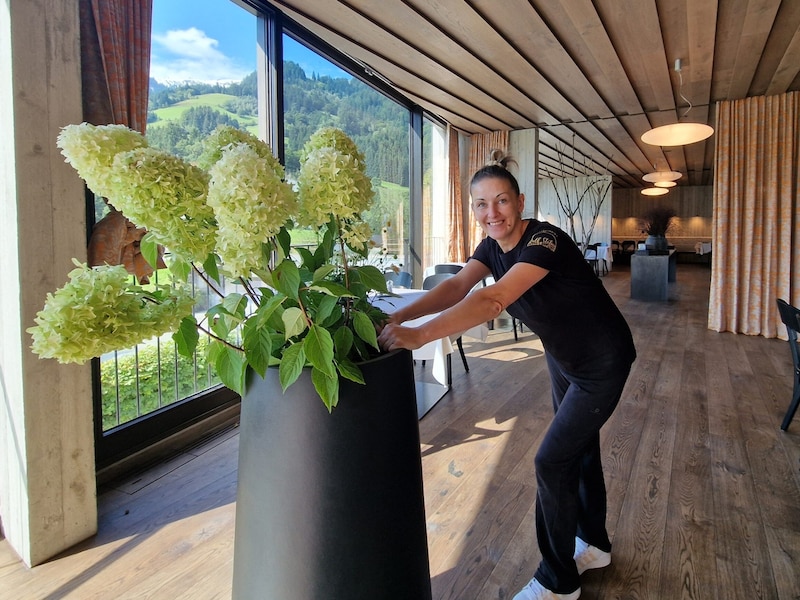 Employee Kathi making final preparations on the fantastic covered terrace. (Bild: Andreas Moser)