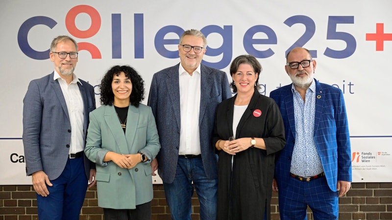 Alexander Bodmann (Caritas Vienna), Alsergrund head Saya Ahmad, City Councillor for Social Affairs Peter Hacker, Tanja Wehsely (Volkshilfe) and Herbert Schweiger (Volkshochschulen) (Bild: Antal Imre)