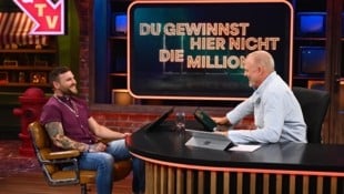 Der Humor stimmt: Bei Stefan Raab und Kandidat Oliver flogen immer wieder mal die Wuchteln. (Bild: RTL / Raab Entertainment / Julia Feldhagen)