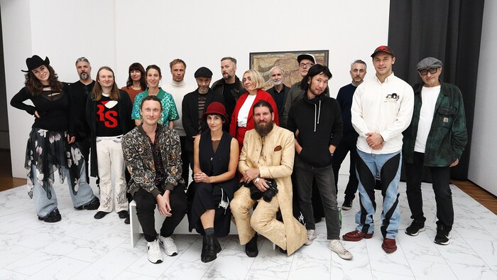 Ekaterina Degot mit Kuratoren und Künstlern in der Neuen Galerie.