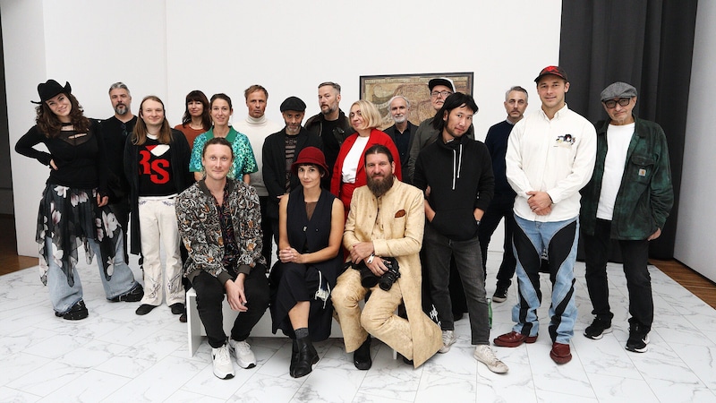 Ekaterina Degot with curators and artists in the Neue Galerie. (Bild: UMJ/J. J. Kucek)