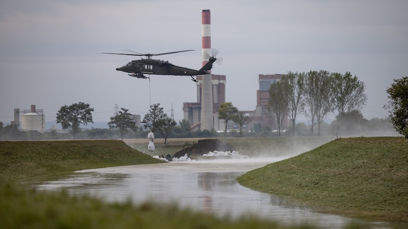 The dams on the Perschling are holding: The Austrian Armed Forces had "plugged" them with big bags from the air with Blackhawk support after they broke on Monday. (Bild: BMLV/Daniel TRIPPOLT)