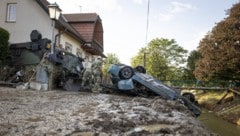 Soldaten ziehen einen Pkw aus dem Gatsch: Bergepanzer „Greif“ im Einsatz in Sieghartskirchen im Bezirk Tulln. (Bild: BMLV/Daniel TRIPPOLT)