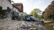 Soldaten ziehen einen Pkw aus dem Gatsch: Bergepanzer „Greif“ im Einsatz in Sieghartskirchen im Bezirk Tulln. (Bild: BMLV/Daniel TRIPPOLT)