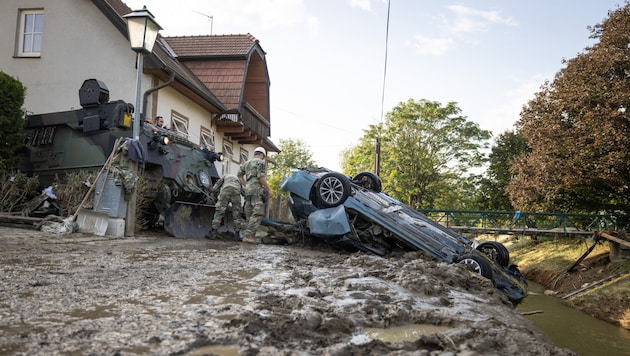 Soldaten ziehen einen Pkw aus dem Gatsch: Bergepanzer „Greif“ im Einsatz in Sieghartskirchen im Bezirk Tulln. (Bild: BMLV/Daniel TRIPPOLT)