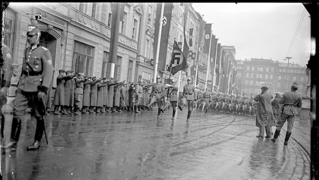 Das Bild zeigt eine Fahnenparade von Polizeieinheiten im April/Mai 1938 in Innsbruck. (Bild: Stadtarchiv Innsbruck )