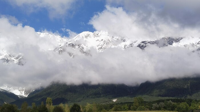 Die Mieminger Berge präsentieren sich derzeit noch verschneit.