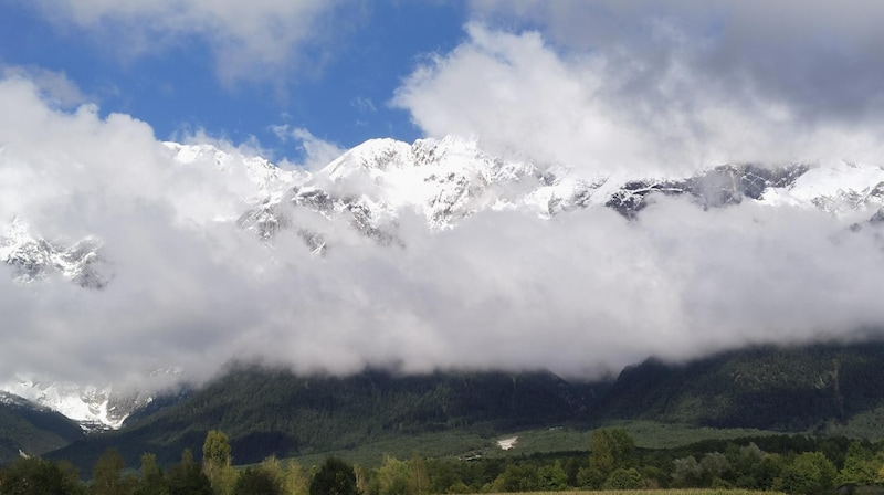 Die Mieminger Berge präsentieren sich derzeit noch verschneit. (Bild: Peter Freiberger)