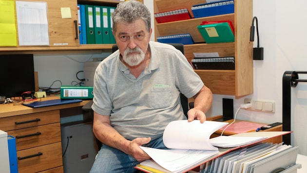 Paul Perterer with some of the documents relating to his unusual case. The documents now fill 14 folders in his office. (Bild: Hölzl Roland)