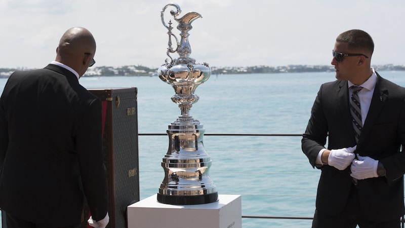 Auld Mug - the most coveted trophy in sailing (Bild: AFP)