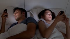 Handy im Bett? Keine gute Idee ... (Bild: stock.adobe.com/Ana Blazic Pavlovic - stock.adobe.com)