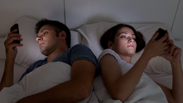 Cell phone in bed? Not a good idea ... (Bild: stock.adobe.com/Ana Blazic Pavlovic - stock.adobe.com)