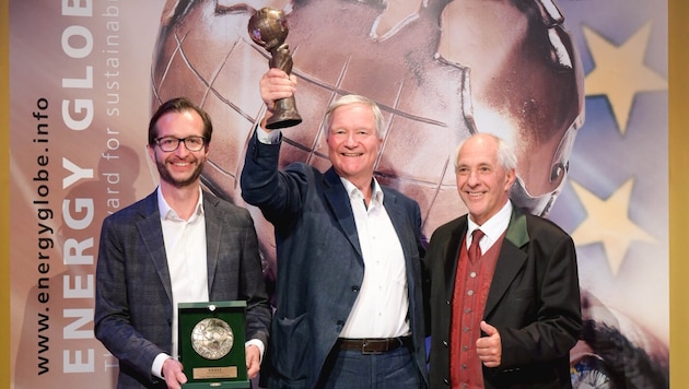 Double victory: Stefan Leitl (left) and Martin Leitl (center), here with Energy Globe founder Wolfgang Neumann, celebrated the Upper Austria and Austria Award. (Bild: Wenzel Markus)