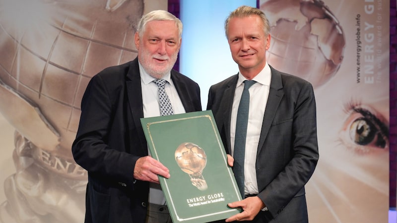 Klaus Obereder (ORF) and Franz Fischler (left) did not miss the Energy Globe award ceremony. (Bild: Wenzel Markus)