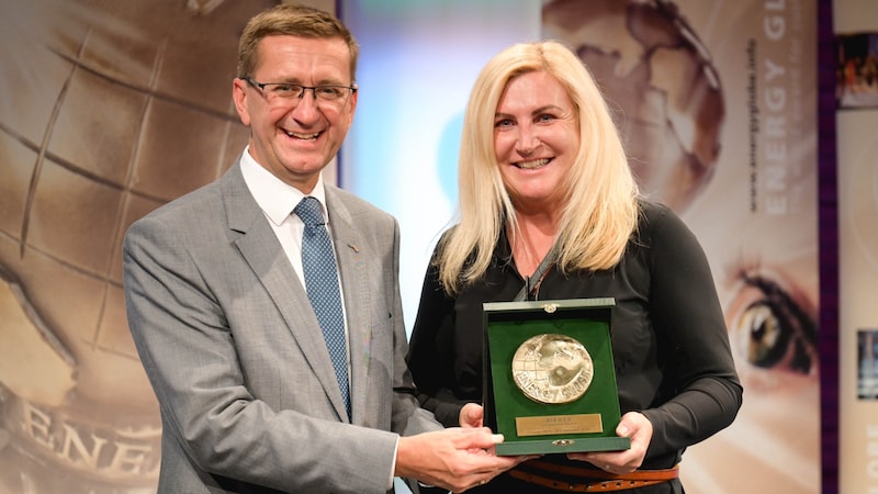 Linsinger - here Melanie Maria Wiesauer - won the Energy Globe in the Fire category. Provincial Councillor Markus Achleitner was delighted. (Bild: Wenzel Markus)