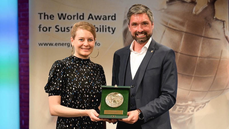 "OÖ-Krone" editor-in-chief Alexandra Halouska congratulated Vöcklabruck's mayor Peter Schobesberger, who won in the municipality category. (Bild: Wenzel Markus)