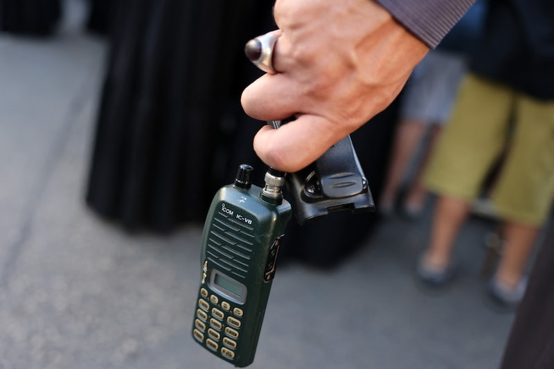 A man in Beirut took the battery out of his radio to be on the safe side. (Bild: AFP/ANWAR AMRO)