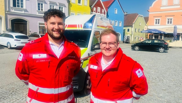 Fabian Blümlinger (left) and Jan Mühlecker stopped the wrong-way driver on the A8. (Bild: Rotes Kreuz)