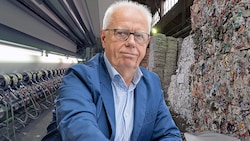 Ernst Brunbauer (69) hält seit 2008 die Mehrheit am Betrieb, der mittlerweile 200 Mitarbeiter beschätigt. (Bild: Krone KREATIV/Lenzing Papier (3))