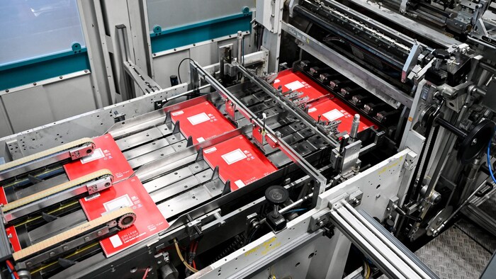 Das im Format-Werk in Gunskirchen zu Schulheften und Collegeblöcken verarbeitete Papier wird in ...