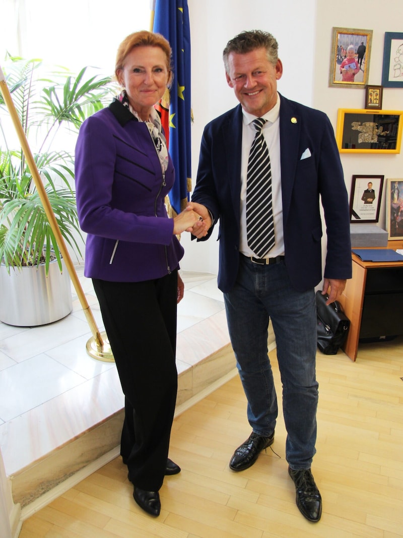 Mayor Christian Scheider congratulates Isabella Jandl on her presentation at the hearing. (Bild: SK)