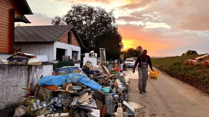 Besonders in Niederösterreich laufen Aufräumarbeiten auf Hochtouren. (Bild: Imre Antal)