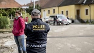 Manche Betrüger geben sich als falsche Polizisten aus.  (Bild: Imre Antal)