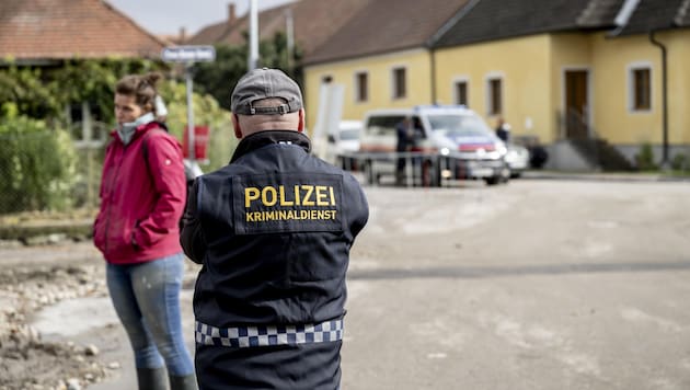 Some fraudsters pretend to be fake police officers. (Bild: Imre Antal)