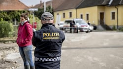 Manche Betrüger geben sich als falsche Polizisten aus.  (Bild: Imre Antal)