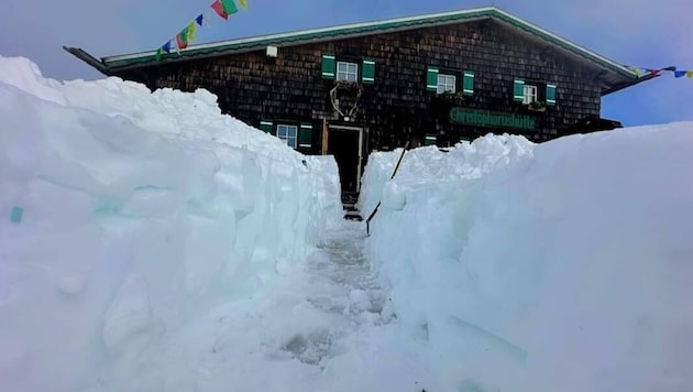 Three Nepalese people shovel the Christophorus hut free. (Bild: feuerkogel.rocks)