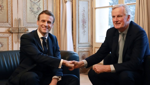 Macron bauftrage Barnier mit der Regierungsbildung, obwohl dieser bei der Wahl sehr schwach abschnitt ... (Bild: AP/Ludovic Marin)