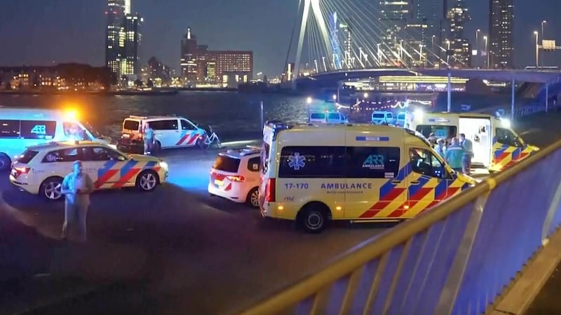 Emergency services at the Erasmus Bridge, where the suspected Islamist stabbed passers-by (Bild: AP)