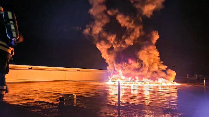 Auf einem Dach einer Firma ist es zu einem Brand gekommen.  (Bild: Philipp Brunner)