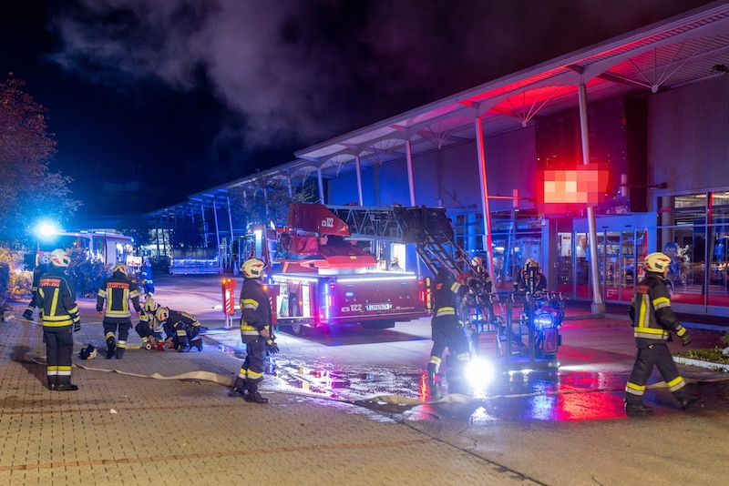 Einsatzkräfte kämpften gegen den Brand an.  (Bild: Philipp Brunner/Brunner-Images.at)