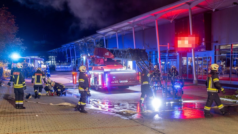 Einsatzkräfte kämpften gegen den Brand an.  (Bild: Philipp Brunner/Brunner-Images.at)